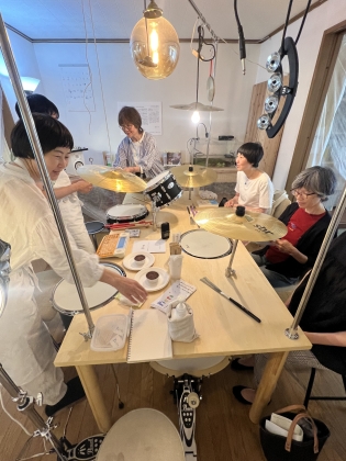 「ドラテーブル」を囲みながら