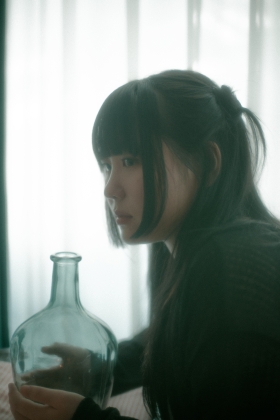 韓国のシンガーソングライター。日本初公演です。夜明けに感じる静けさや正直になれる心をベースに創作を行っています。
