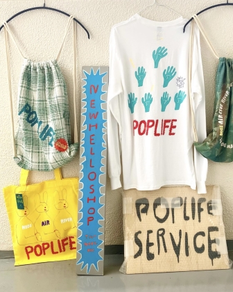 NEWHELLOSHOPの看板と商品